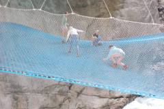 Netz über dem Gletscherbach